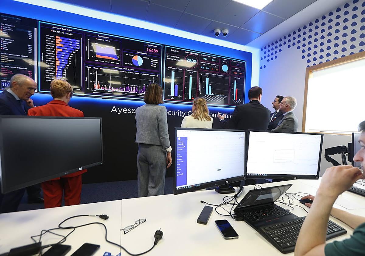 El lehendakari en funciones Iñigo Urkullu, durante la visita esta mañana del nuevo centro de ciberseguridad de Ayesa, en Donostia.