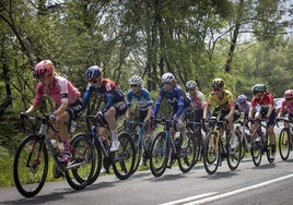 Paso del pelotón femenino en la pasada Itzulia Women.