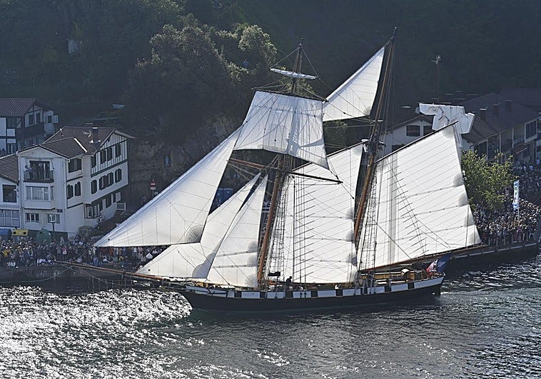 Espectacular entrada de las embarcaciones en el Puerto de Pasaia.
