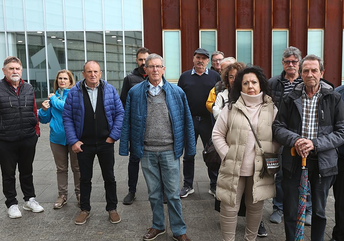 Miembros de las plataformas de afectados de Afinsa y Fórum Filatélico, esta semana en Juntas de Gipuzkoa, adonde llevaron su petición.