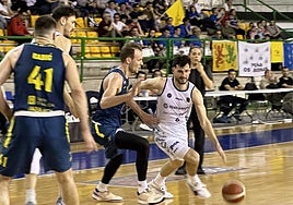 Zubizarreta escapa de Kacinas, ayer en Ourense.