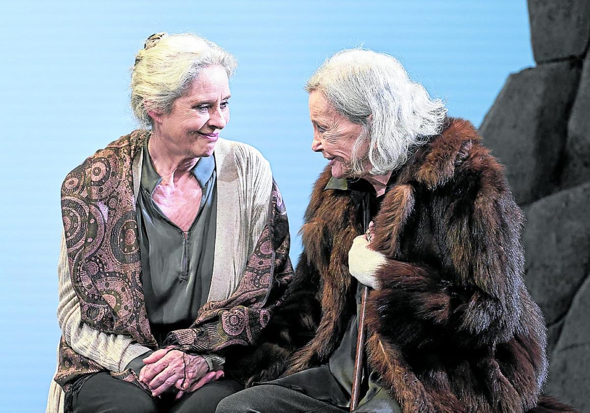 Vicky Peña y Nuria Espert durante la representación de 'La isla del aire'.