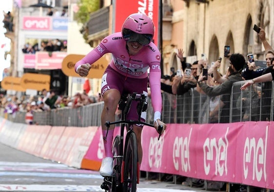 Pogacar celebra su victoria en Perugia.