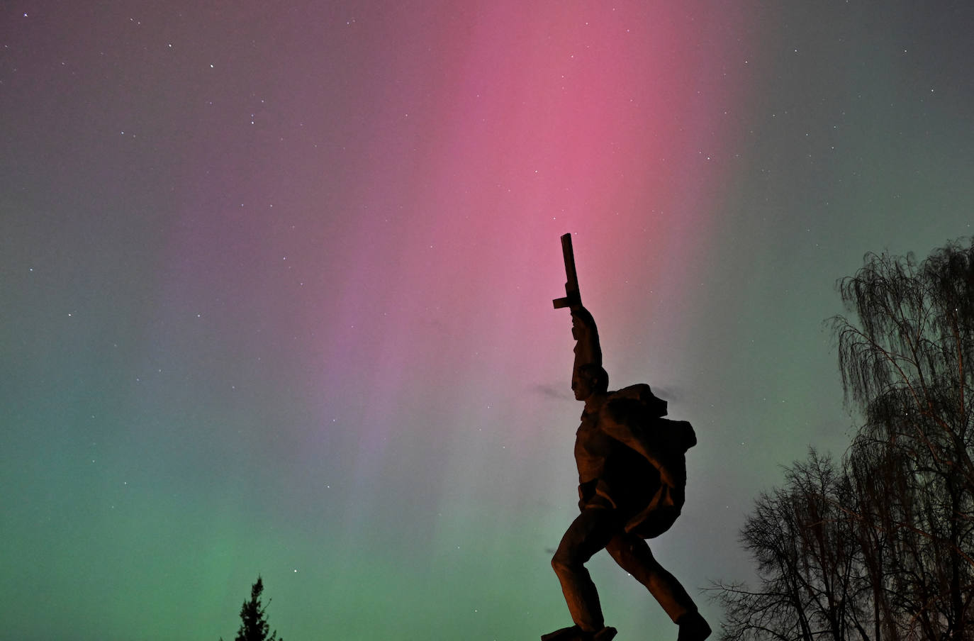 El momumento de un soldado de la II Guerra Mundial en Tara, Rusia.