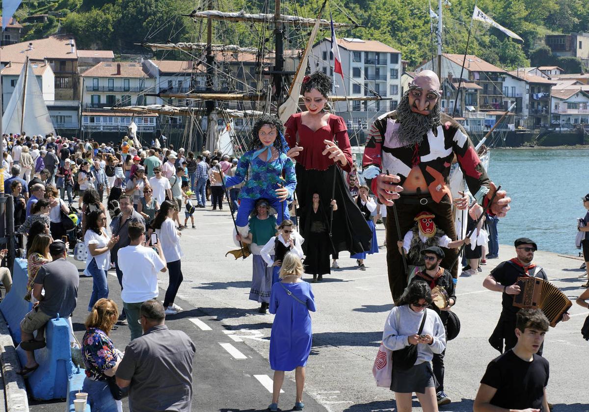 Una 'marea viva' de visitantes inunda Pasaia