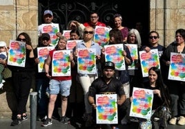 Foto de familia de los participantes sacada esta semana con el cartel de la fiesta.