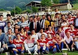 Álbum de 1994. Plantilla y directivos posando en Azkoagain tras recibir la copa de campeones. Vuelta al campo con el histórico trofeo. Celebración del gol de ascenso en Loiola, y los entrenadores Fernando Azpiazu y Julio San Vicente alzados en las celebraciones.