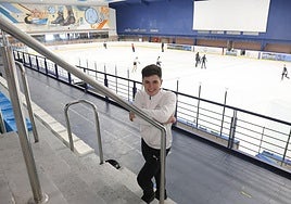 Euken Alberdi posa en las gradas del Palacio del Hielo de San Sebastián.