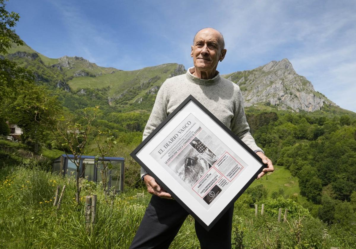 Felipe Uriarte sostiene la portada dedicada en 1980 a la expedición Tximist que ascendió al Everest.