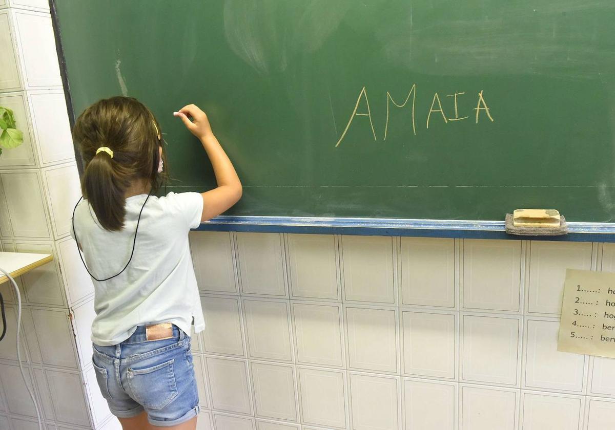 Una estudiante guipuzcoana escribiendo en la pizarra.