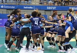 Las jugadoras celebran haciendo un corro su pase a la final de este domingo.