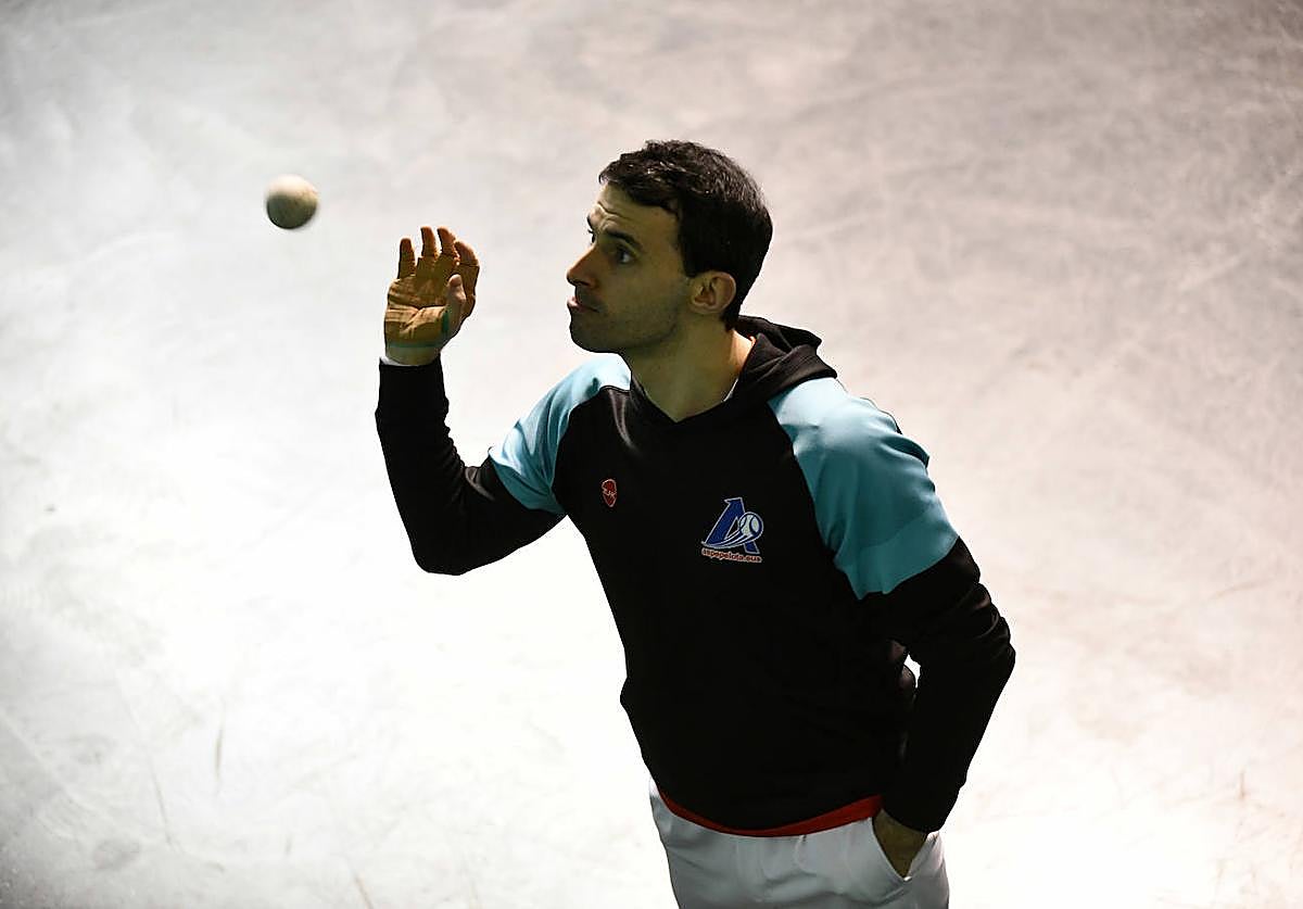 Jokin Altuna juega con una pelota en la elección de material.