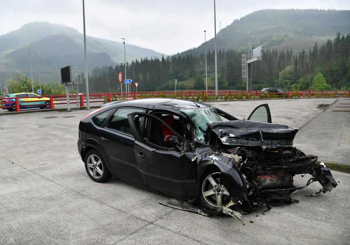 El coche accidentado, esta mañana junto al peaje de Ermua.