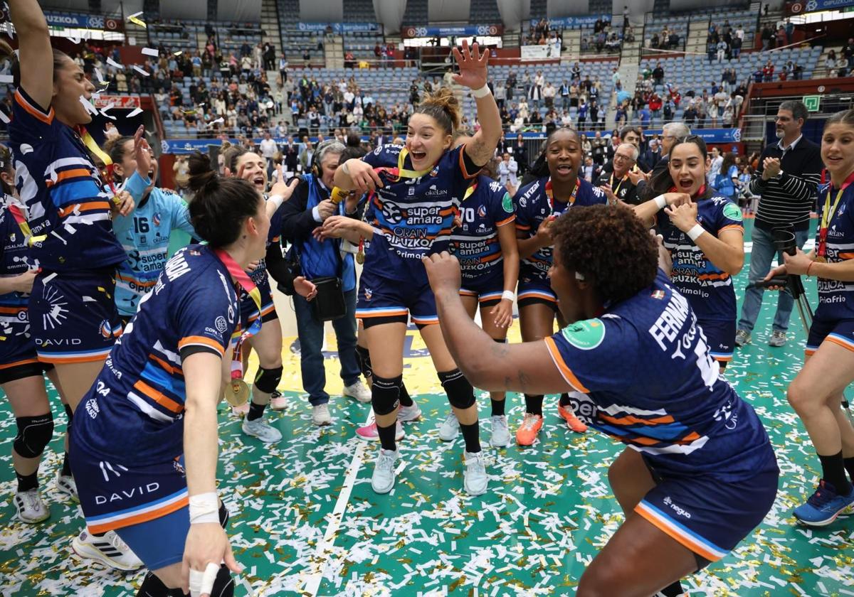 Las jugadoras del Super Amara Bera Bera celebran su octava copa este domingo en Illunbe.