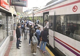 Un tren se acerca a la estación. Los usuarios se quejan de que solo hay uno cada horap