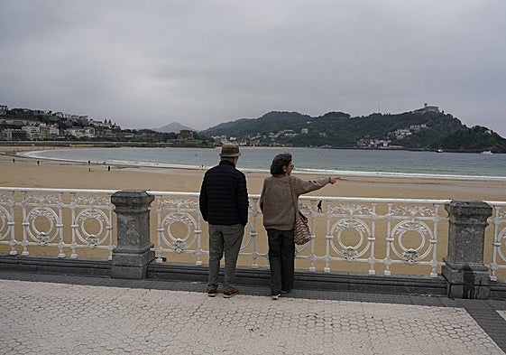Una pareja hoy en la playa de la Concha de Donostia.