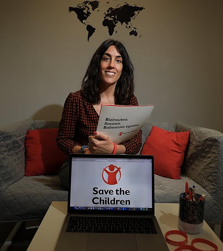 Bárbara González del Río, experta en migraciones de Save the Children, durante su visita a las oficinas que la ONG tiene en Irun.
