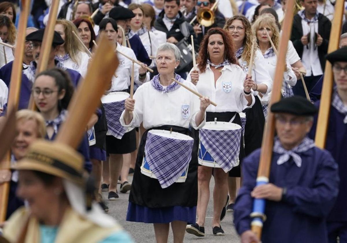 Tamborrada marinera para despedir el Pasaia Itsas Festibala