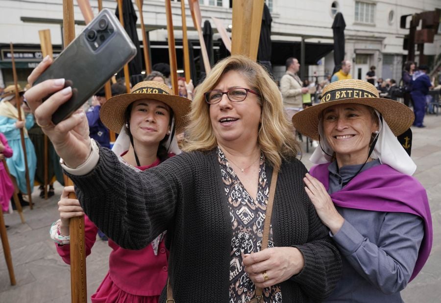 Tamborrada marinera para despedir el Pasaia Itsas Festibala