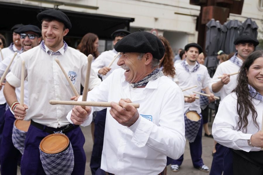 Tamborrada marinera para despedir el Pasaia Itsas Festibala