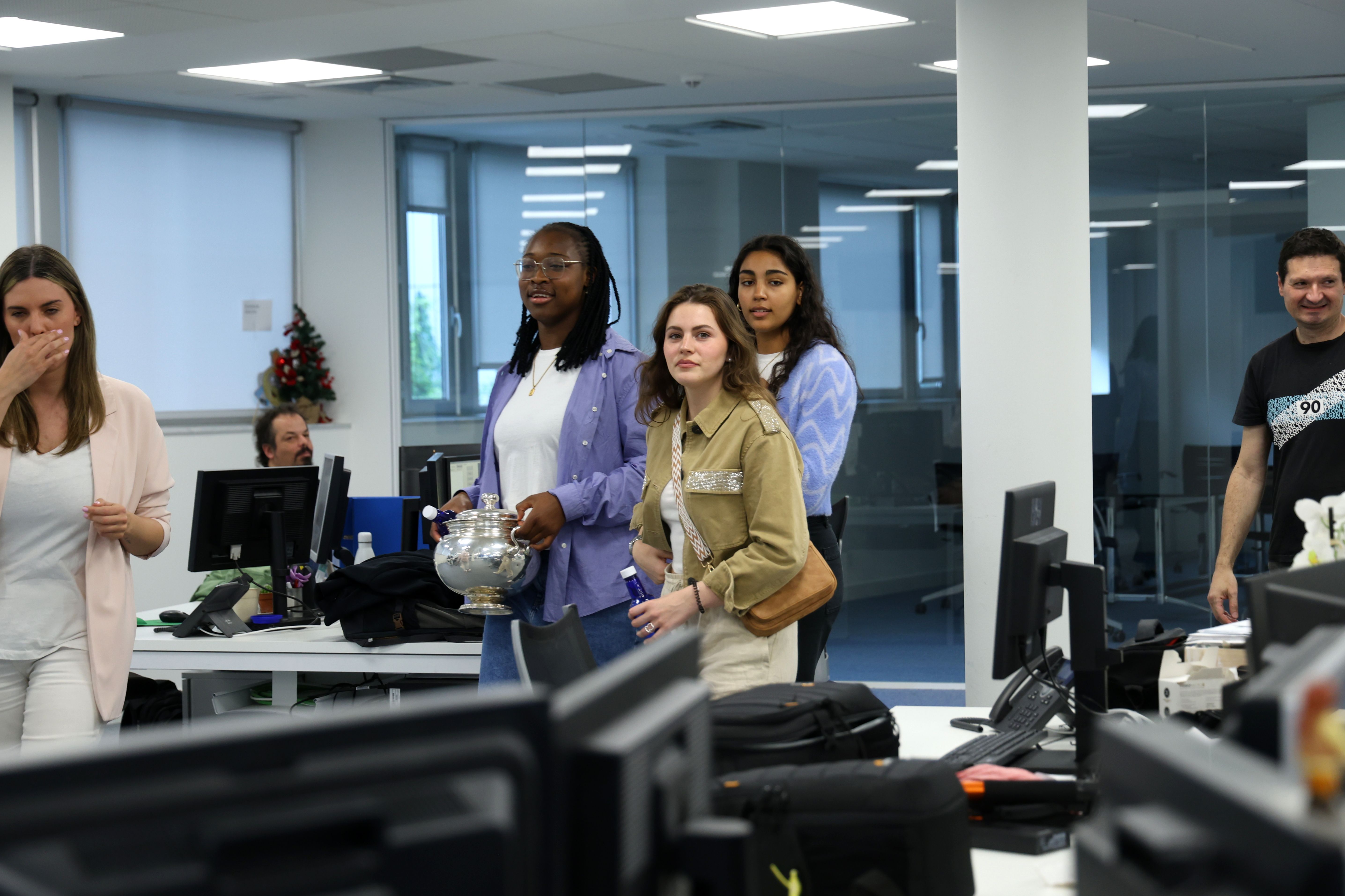 La visita de las campeones de la Copa de la Reina a la sede de DV, en imágenes