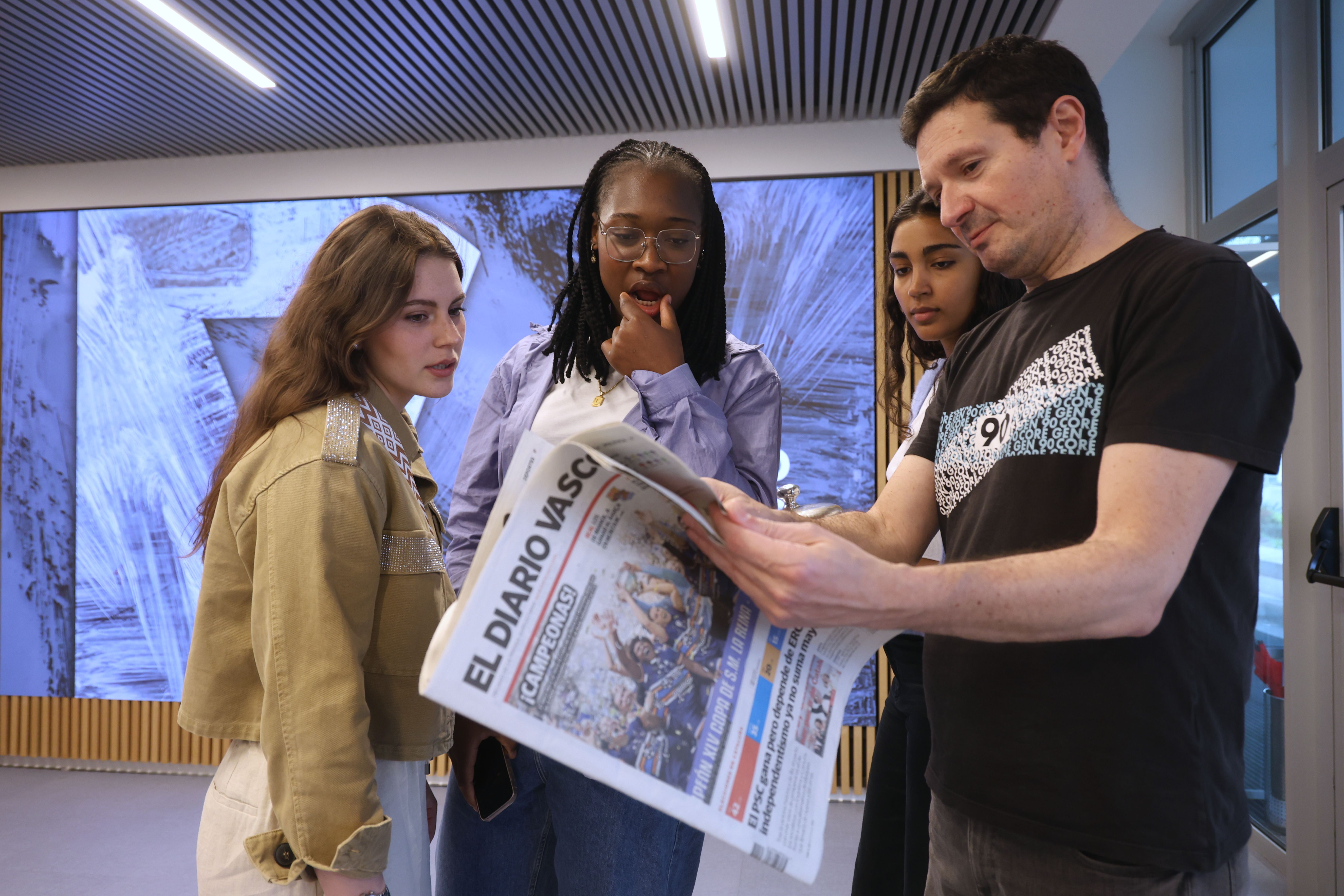 La visita de las campeones de la Copa de la Reina a la sede de DV, en imágenes