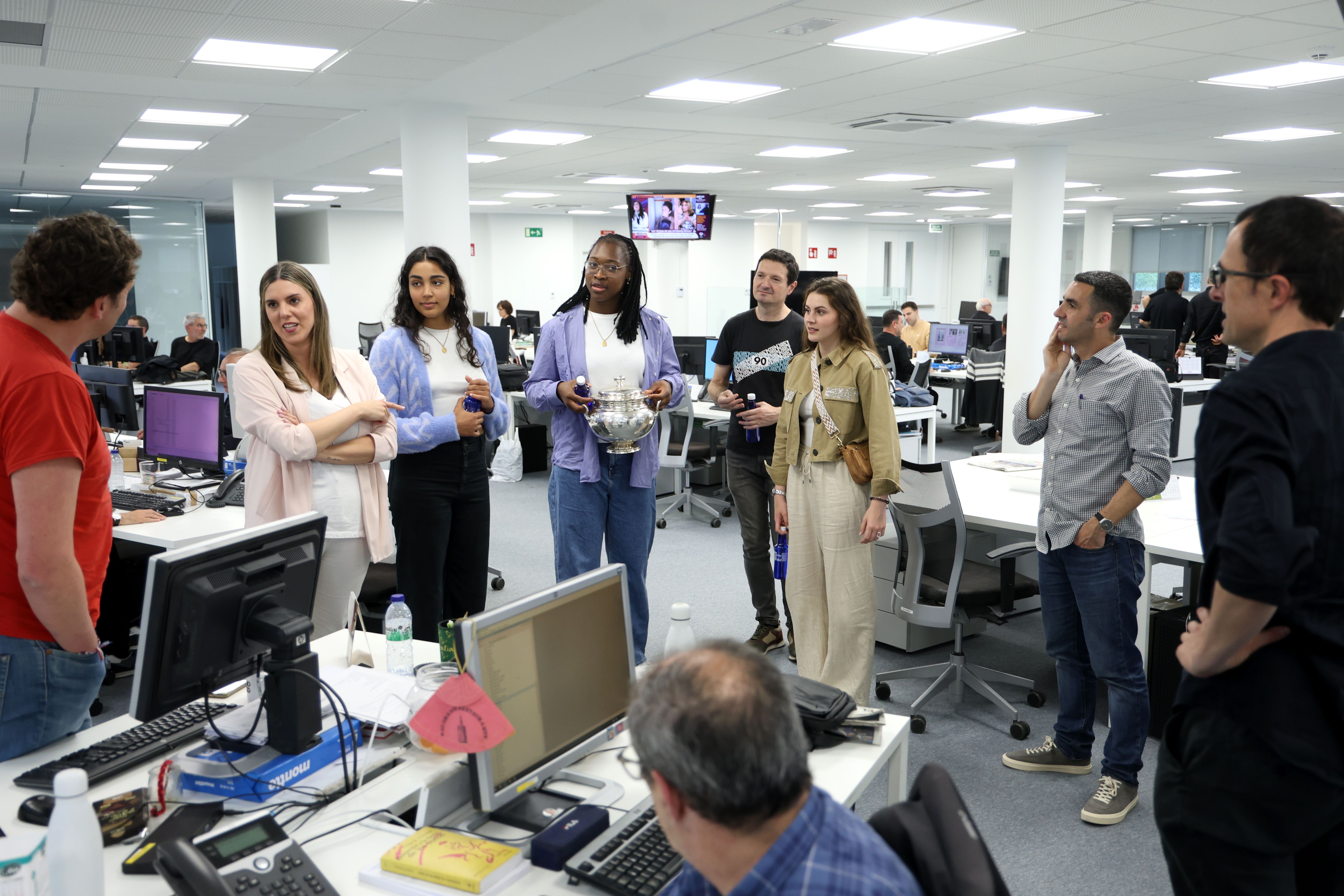 La visita de las campeones de la Copa de la Reina a la sede de DV, en imágenes