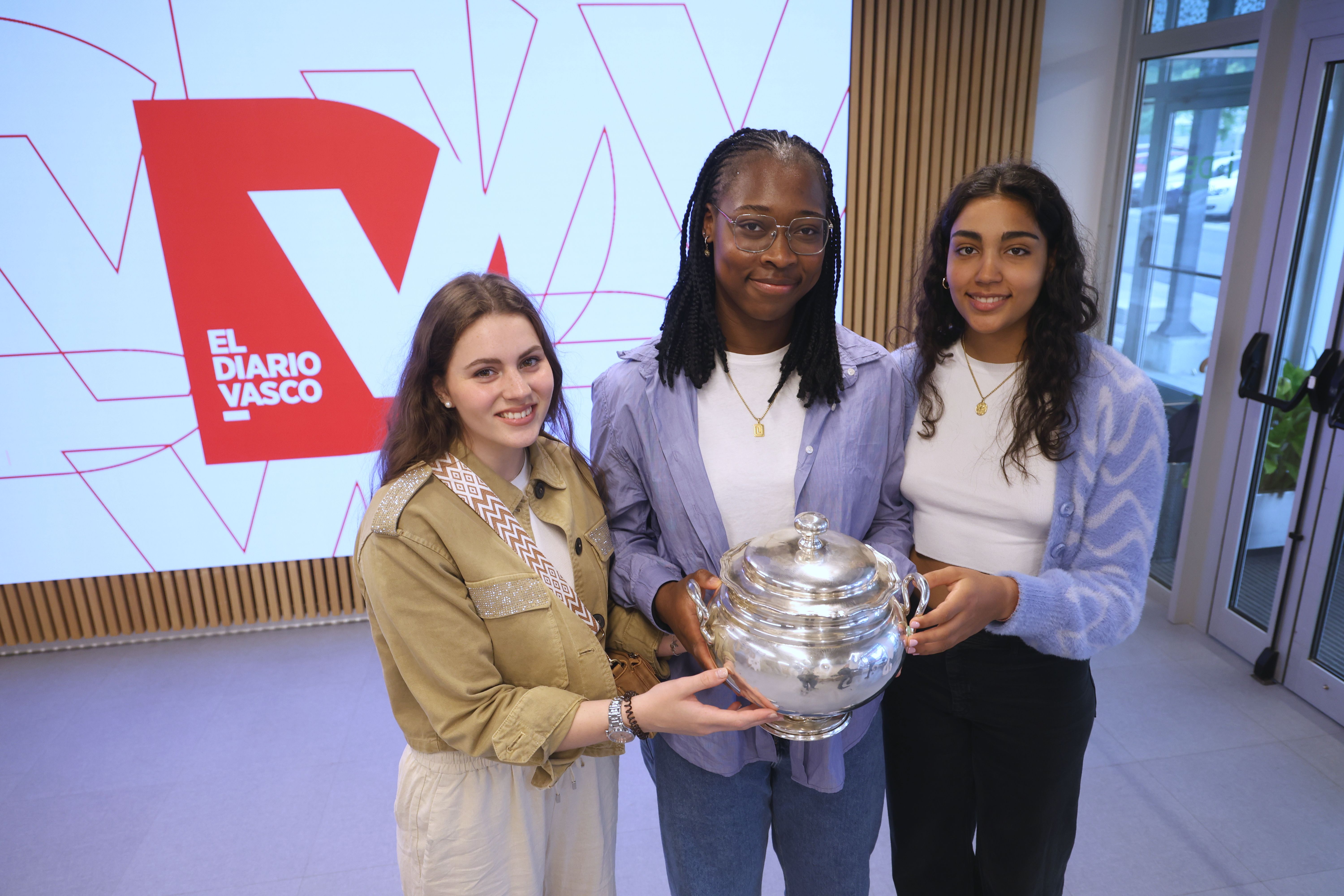 La visita de las campeones de la Copa de la Reina a la sede de DV, en imágenes