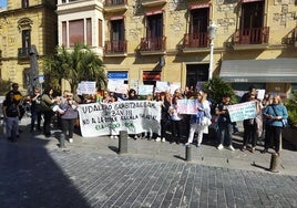 Cerca de medio centenar de trabajadoras de Gizatzen se han concentrado este lunes frente al Ayuntamiento de Donostia en el primer día de huelga.