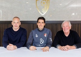 Andoni Iraola, en el centro, firmando este lunes la renovación con el Bournemouth hasta 2026.