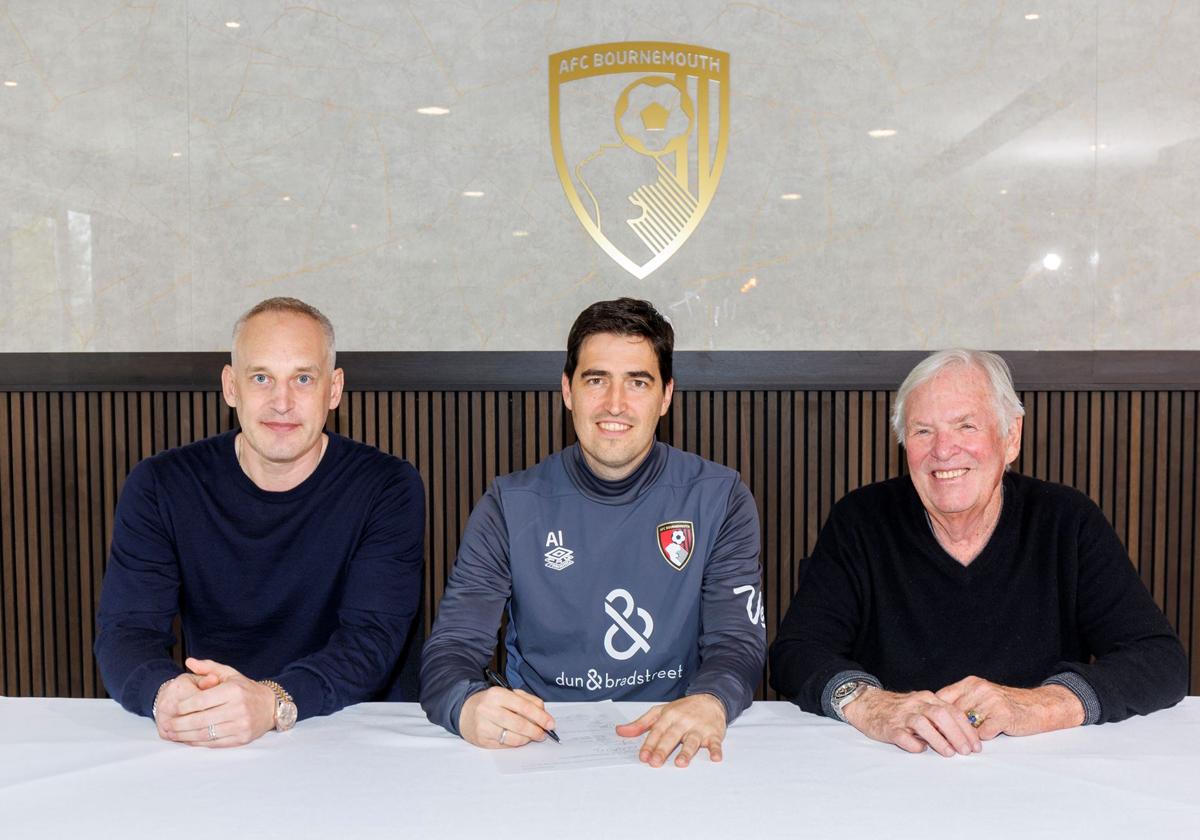 Andoni Iraola, en el centro, firmando este lunes la renovación con el Bournemouth hasta 2026.