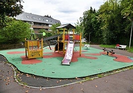 Parque infantil situado en el paseo de Aiete 8 que será íntegramente renovado, incluido su vallado de manera perimetral.