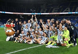 Las jugadores y el cuerpo técnico de la Real celebran el pase a la final, conseguido en Anoeta.