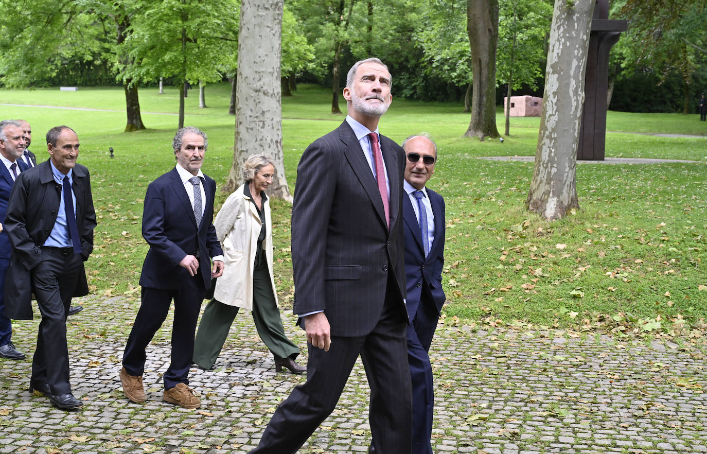 La visita del rey Felipe VI a Chillida Leku, en imágenes