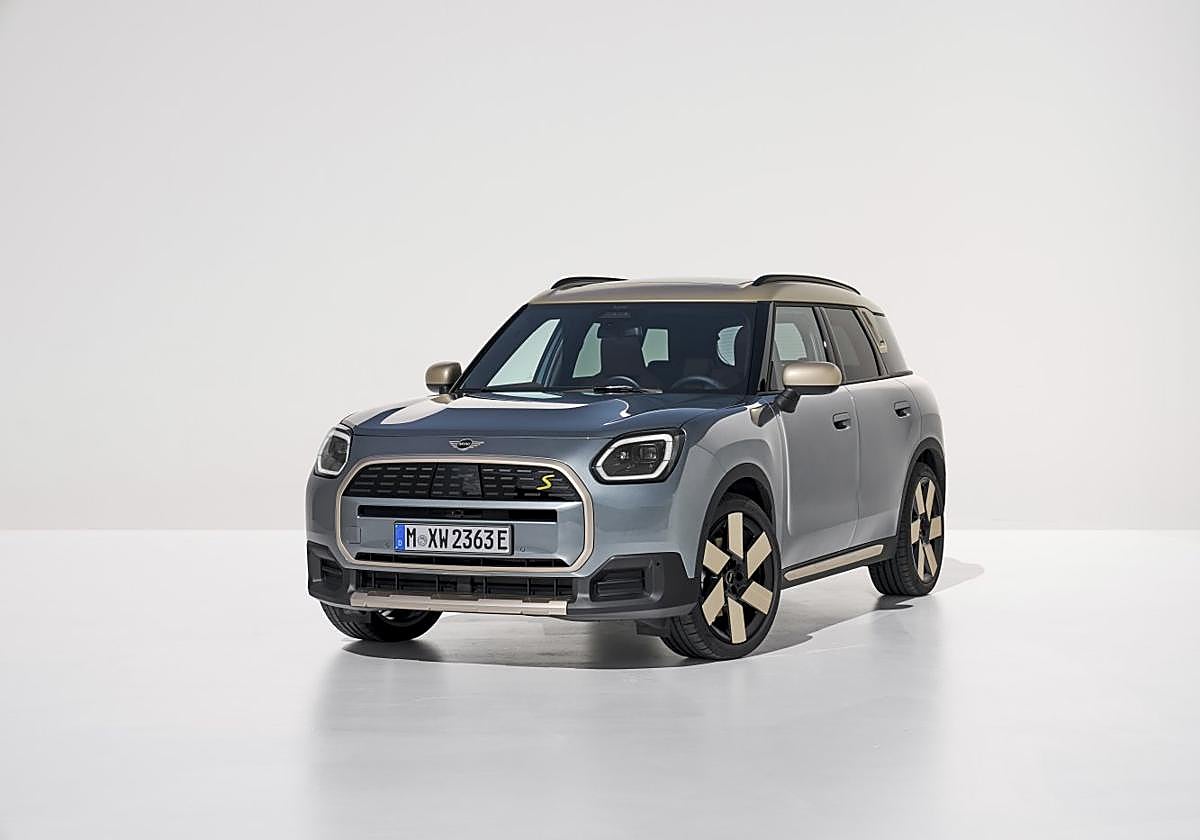 No cabe duda que el interior es la parte más llamativa del coche, aunque por fuera también ha sufrido modificaciones significativas.