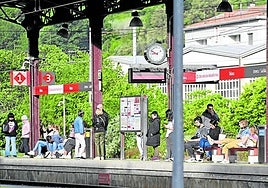 Usuarios de Renfe esperan a un tren de Cercanías en la estación de Tolosa.