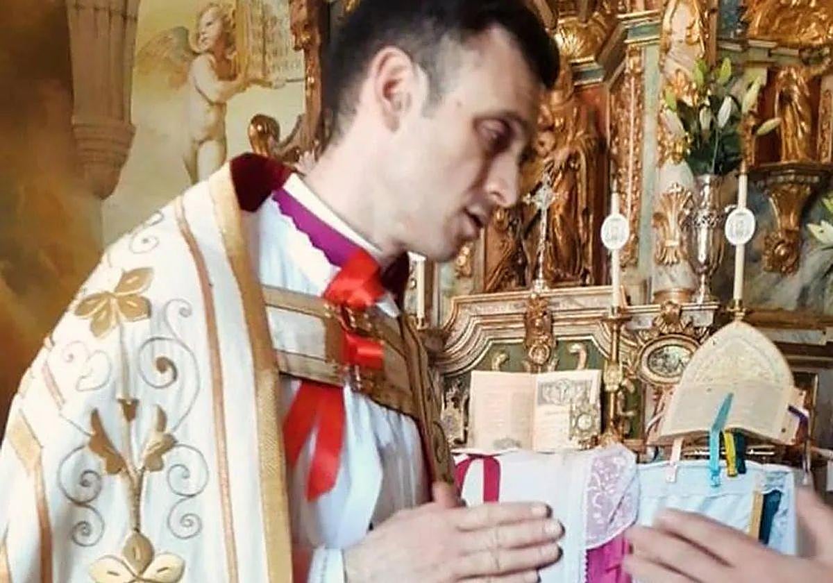 Fran, el coctelero de Bilbao, es ahora el sacerdote Don José
