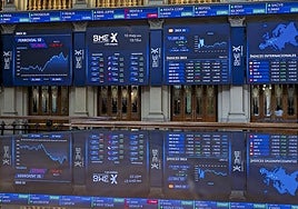 Varios paneles y monitores muestran en el parqué madrileño la evolución de la Bolsa española.