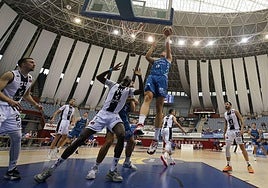 Un momento del partido entre el GBC y el Tizona en Illunbe, esta temporada.