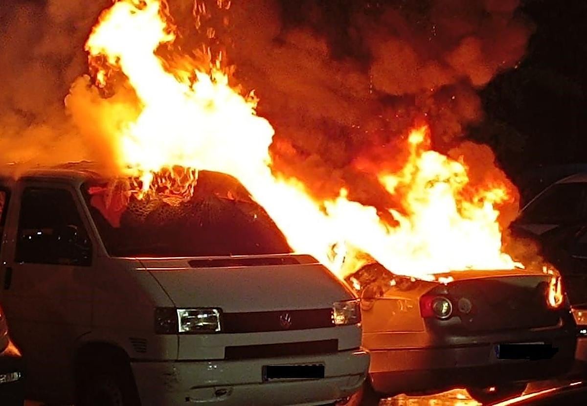Dos de los vehículos calcinados por las llamas en el aparcamiento de Luzuriaga en Pasaia Antxo.