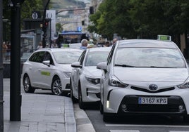 Varios taxis en el Boulevard donostiarra.