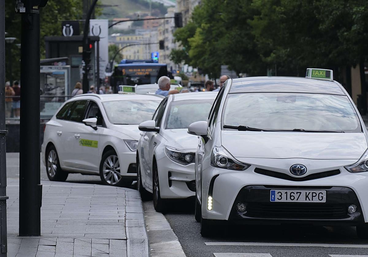 Una fila de taxis en el Boulevard de San Sebastián