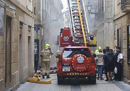 Labores de extinción del incendio registrado en febrero en un bar de Fermín Calbetón.