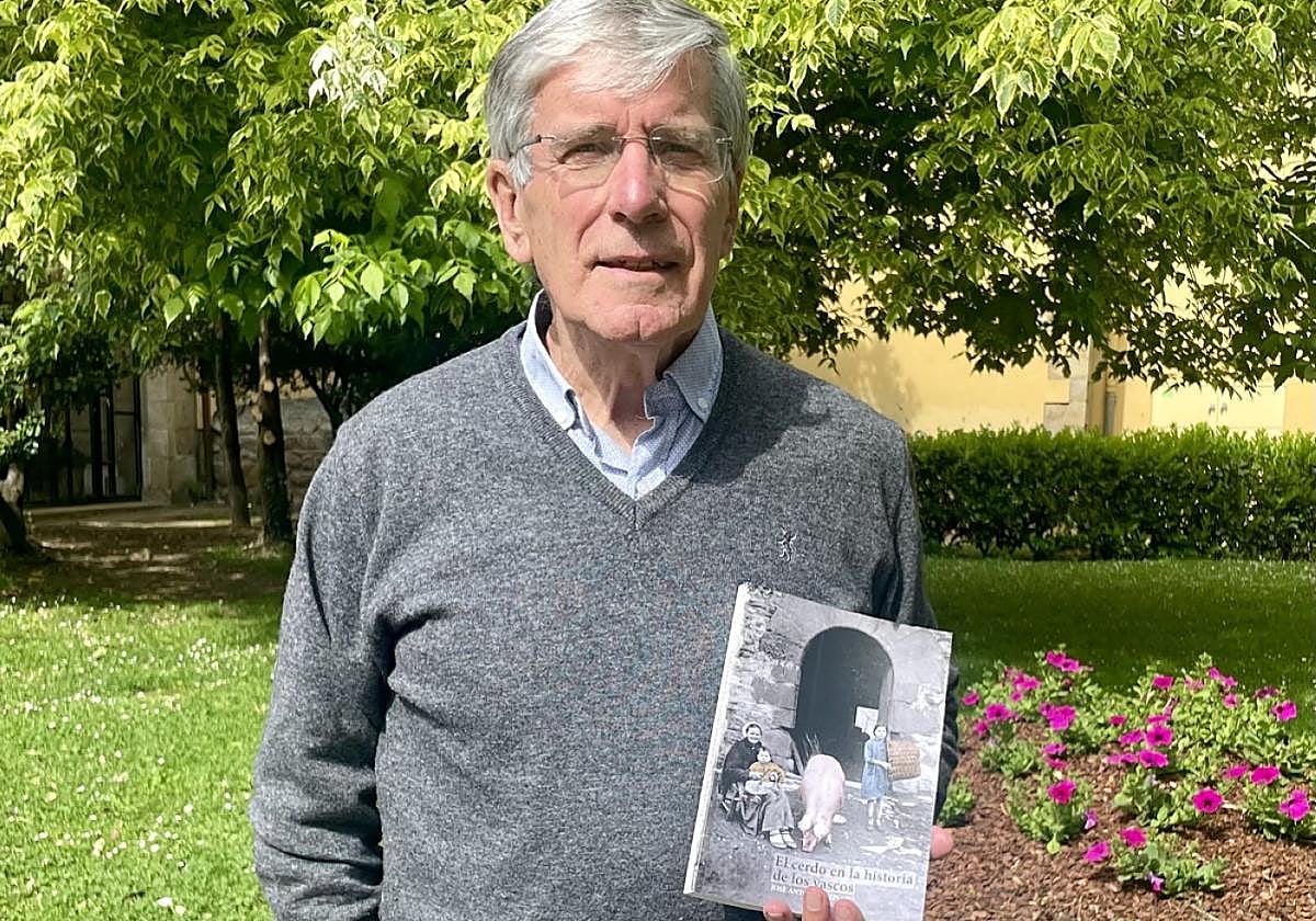 José Antonio Azpiazu con su último libro, dedicado al cerdo, del que hoy hablará en Santa Ana Antzokia.