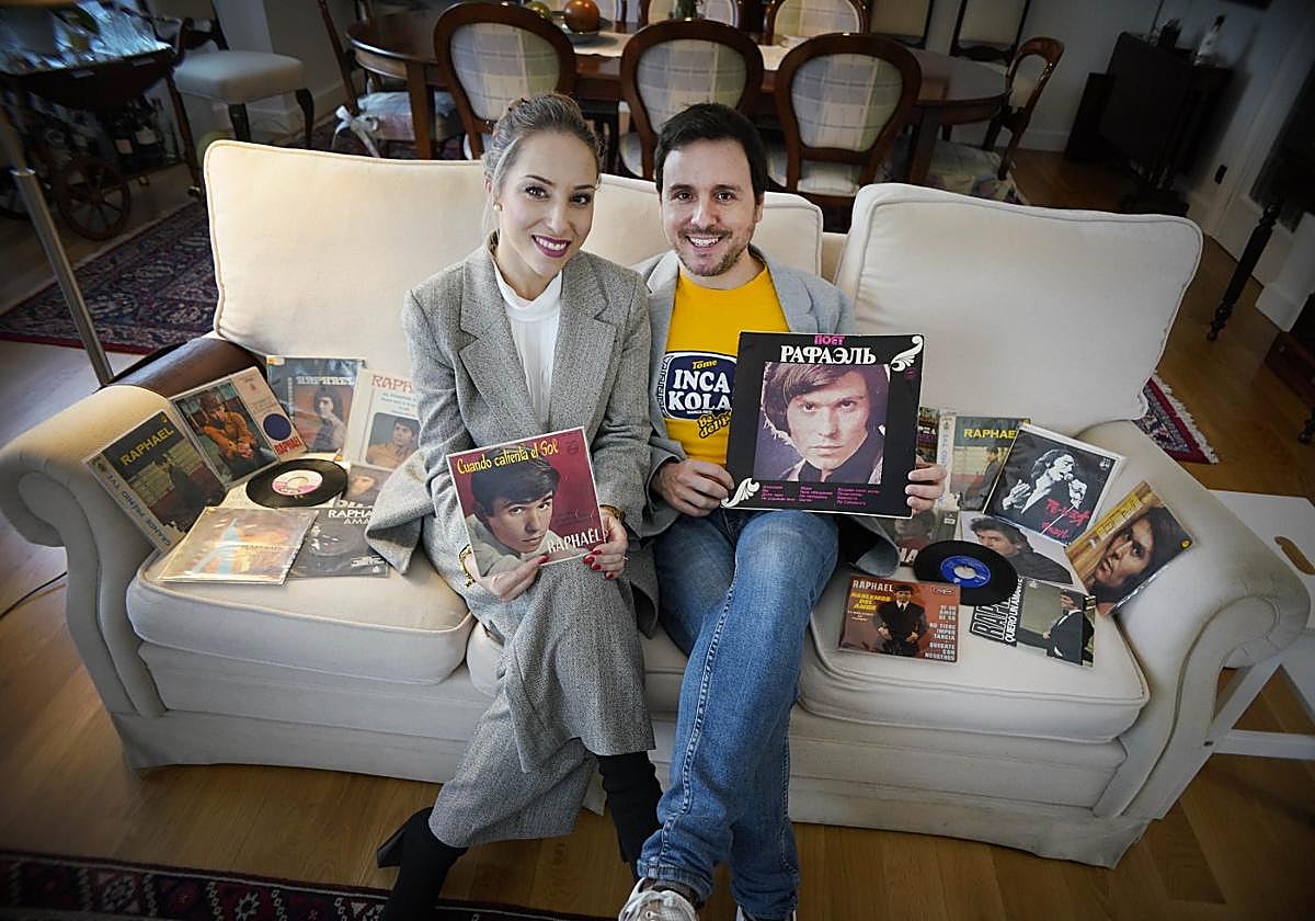 Estefanía Sáez e Iñaki Miguel Camio, con discos de Raphael.