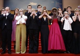 El elenco y el equipo de la cinta francesa 'Moi aussi' hacen el gesto del 'Me Too' ayer en Cannes.