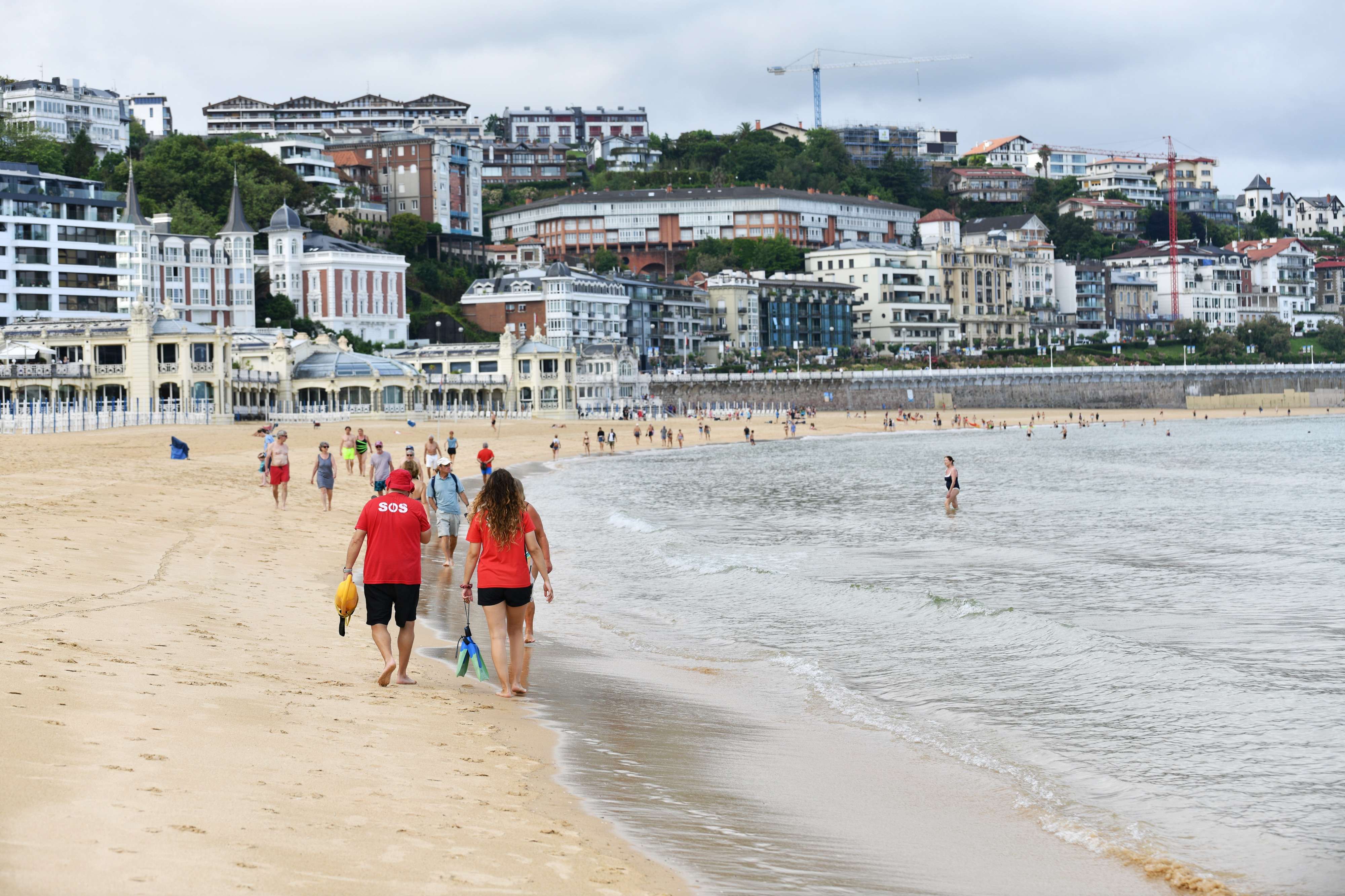 Socorristas, en la playa donostiarra de La Concha.