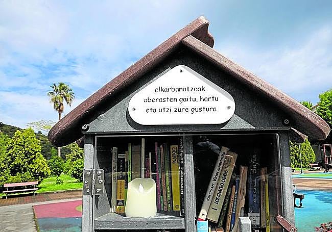 Pequeña biblioteca instalada junto al banco donde mataron a Lourdes.