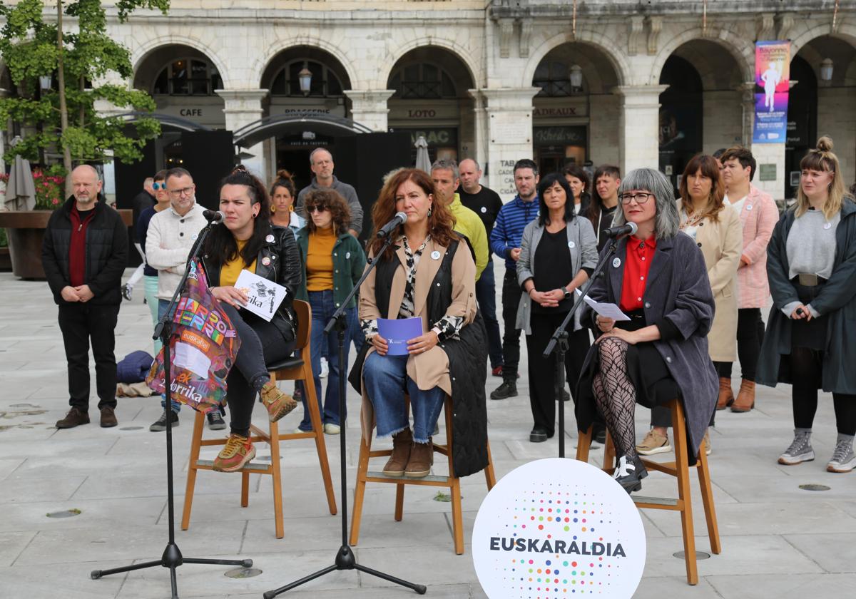 Ane Elordi (AEK-Korrika), Idurre Eskisabel (Kontseilua) eta Irati Iciar (Topagunea), euskalgintzako ordezkariez inguraturik.