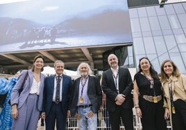 Armendáriz, con representantes de la Filmoteca y del Gobierno Vasco, este miércoles en Cannes, antes de presentar 'Tasio'.